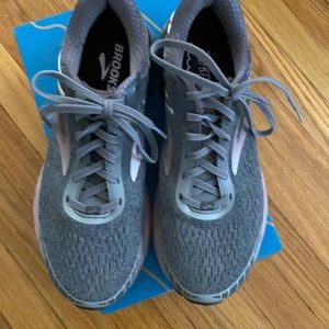Like new! Gray and rose gold Brooks running shoes